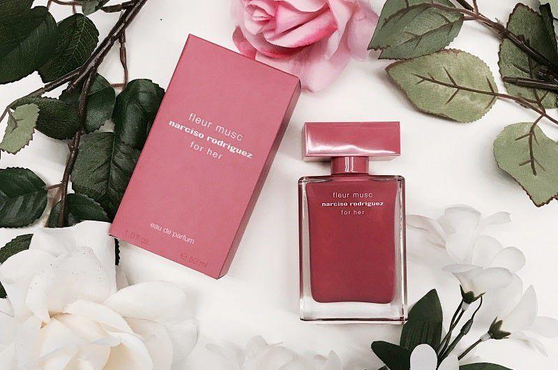 Nước hoa nữ Narciso Rodriguez Fleur Musc For Her EDP màu hồng đậm mang hình ảnh của người phụ nữ trưởng thành, tinh tế, sâu sắc và yêu ghét rõ ràng