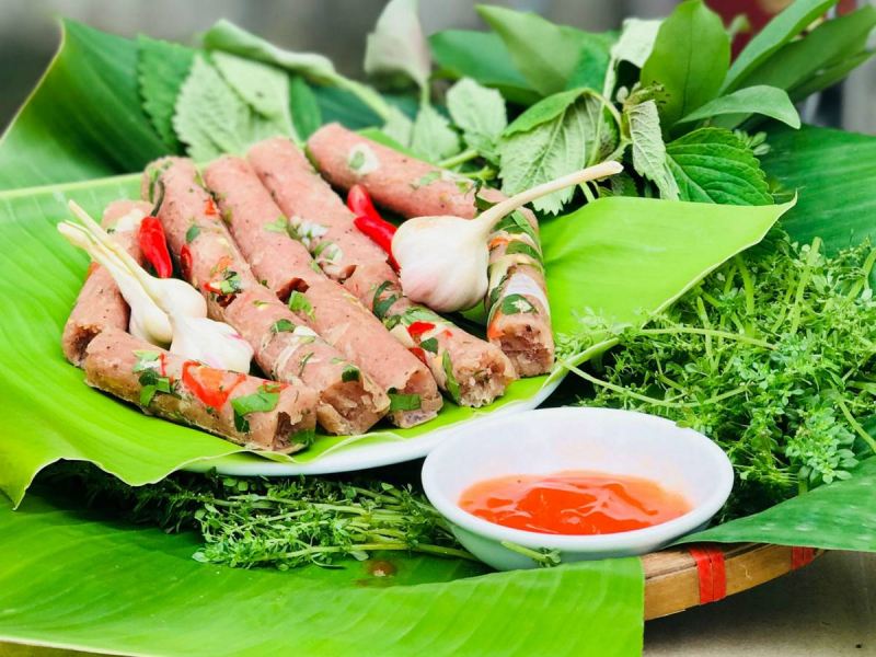 Nem chua gồm bì lợn thái chỉ, thịt mông nạc, thính gạo và gói cùng lá đinh lăng hoặc lá ổi bánh tẻ cùng các gia vị đặc trưng.