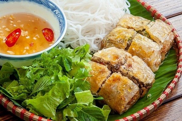 Món nem cua bể có thể ăn cùng bún và các loại rau thơm