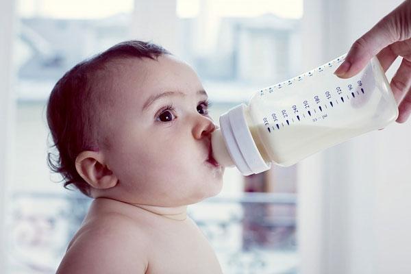 Nên bắt đầu cho trẻ học cách bú bình bằng sữa mẹ hoặc sữa công thức giống sữa mẹ