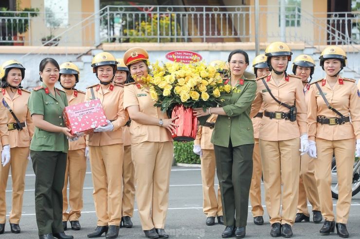 Nếu cho em chọn màu nào em yêu nhất