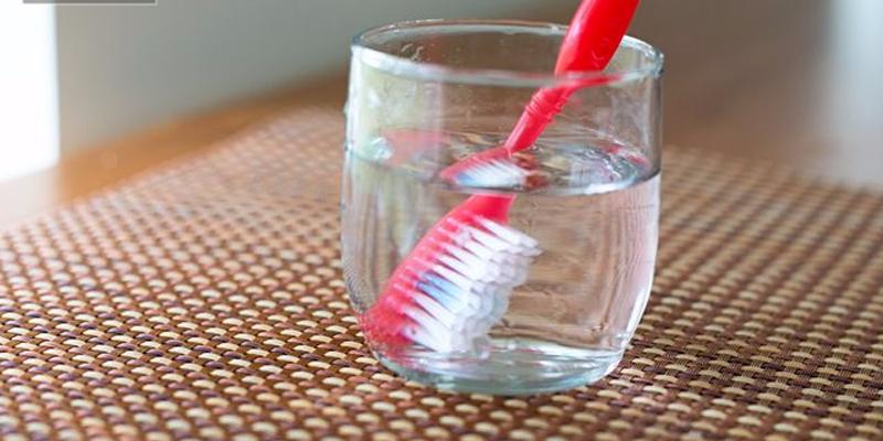Ngâm bàn chải vào nước ấm trong vài phút trước khi trẻ đánh răng