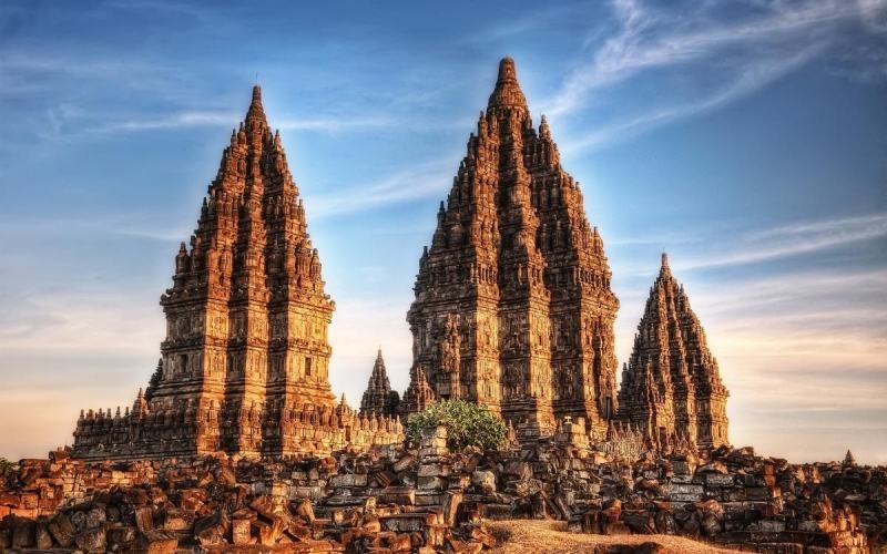 Ngắm hoàng hôn ở Prambanan