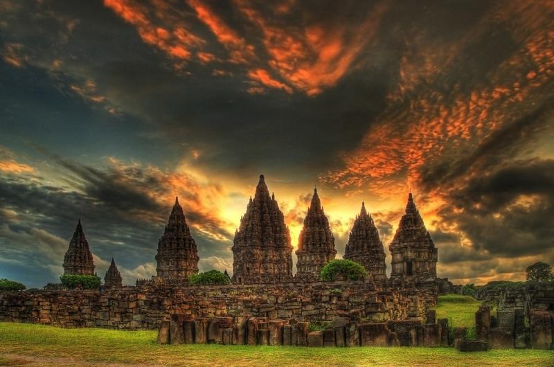 Ngắm hoàng hôn ở Prambanan