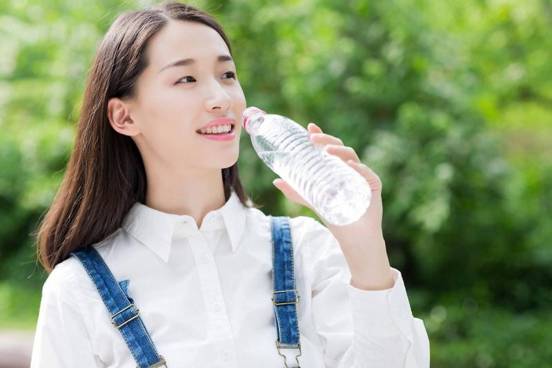 Uống đủ nước ngăn ngừa sỏi thận