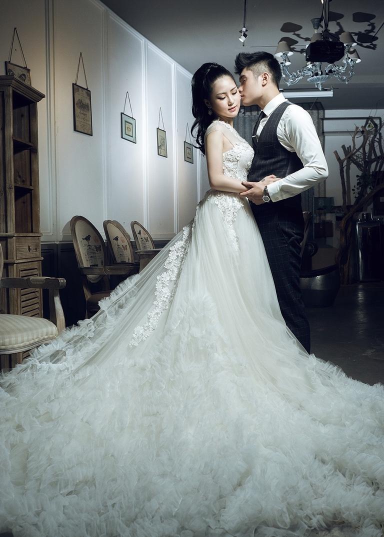 HÌnh ảnh Hương Tràm sexy trong bộ váy cưới