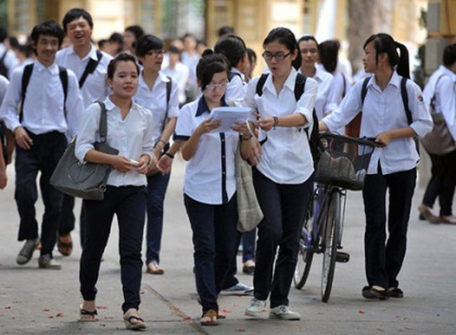 Đám học trò tung tăng cắp sách tới trường.