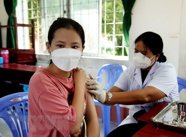 Các em học sinh THPT ở Nghệ An thực hiện tiêm chủng theo kế hoạch - ảnh: Internet