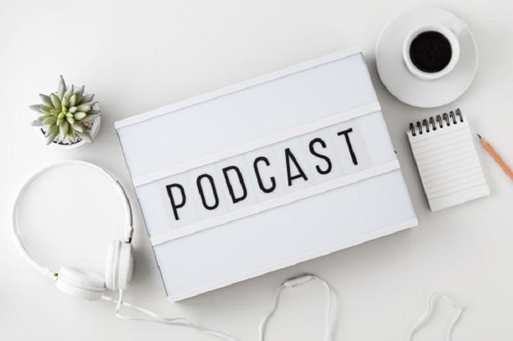 Nghe sách nói hoặc đọc podcast khi di chuyển