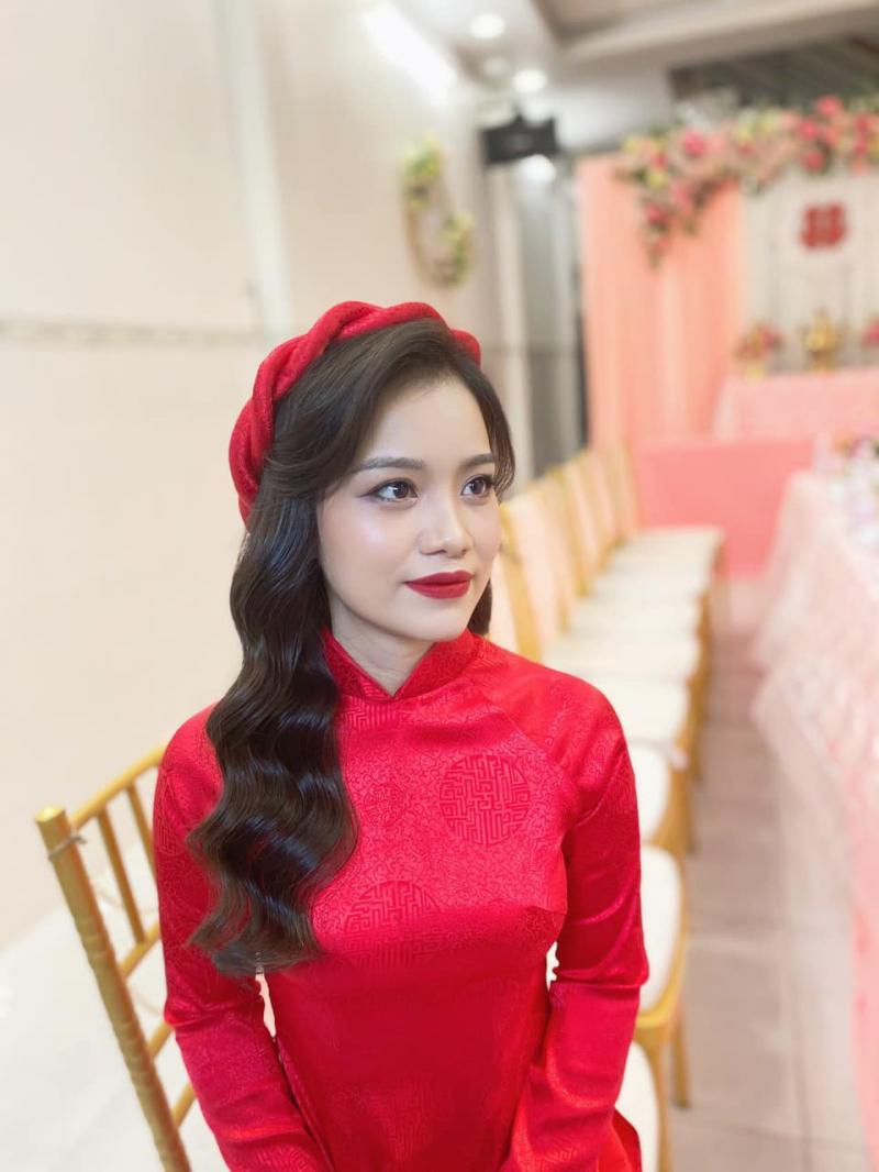 Ngọc Oanh Bridal luôn nhiệt tình tư vấn cho cô dâu nhằm chọn được bộ cánh cưới ưng ý nhất, lộng lẫy nhất trong ngày trọng đại của đời mình