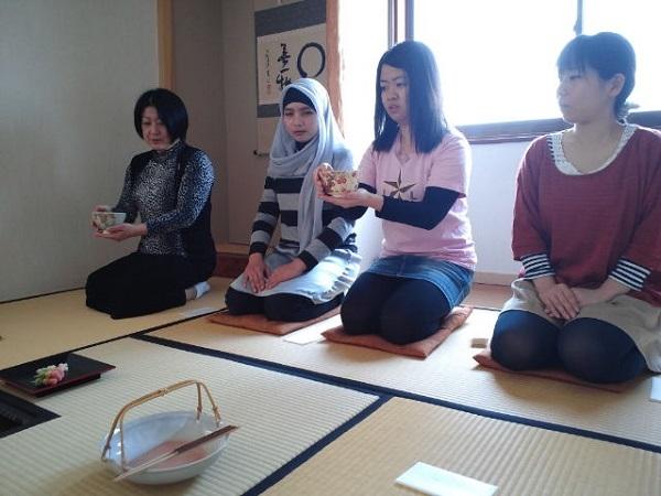 Ngồi quỳ trên đầu gối là cách ngồi truyền thống của Nhật
