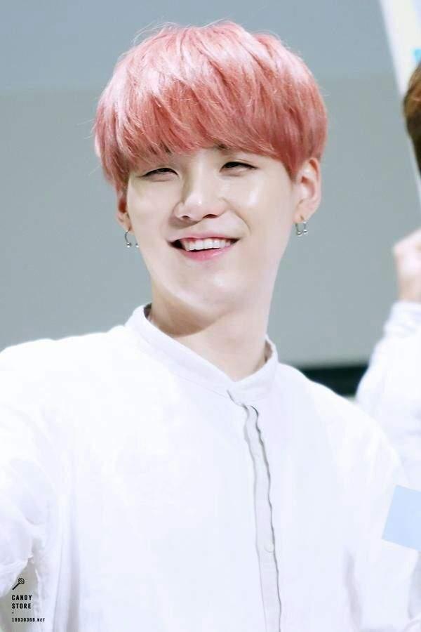 nụ cười ngọt ngào của Suga ở fansign