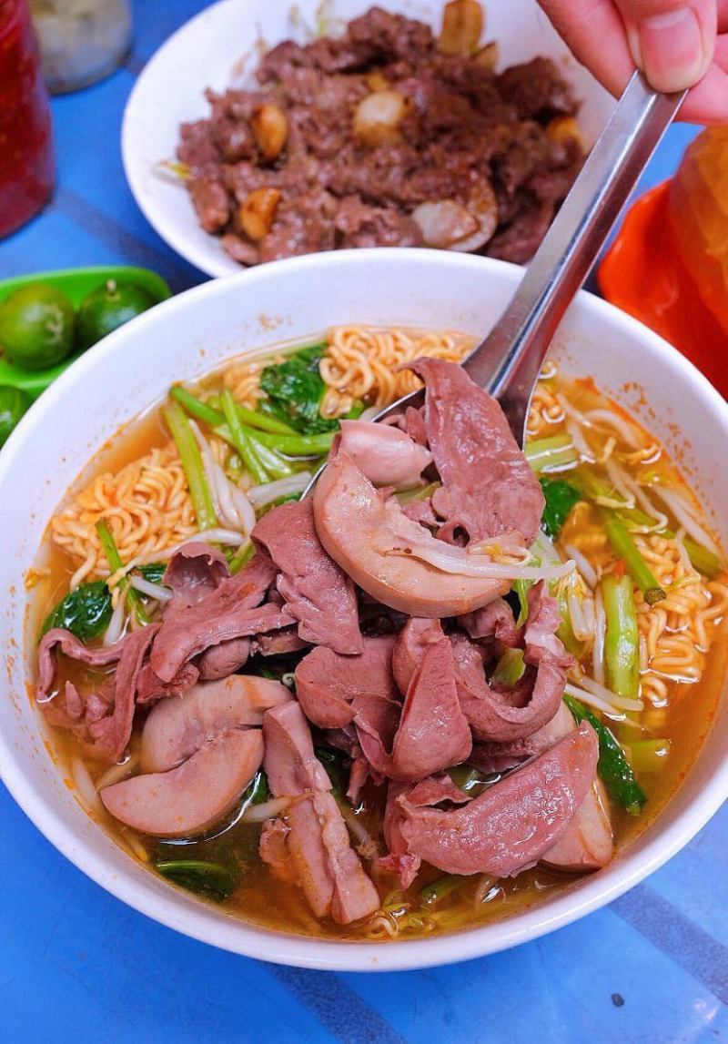 Nguyên Anh - Bánh Mì Sốt Vang, Mì Tim Bầu Dục Chua Cay