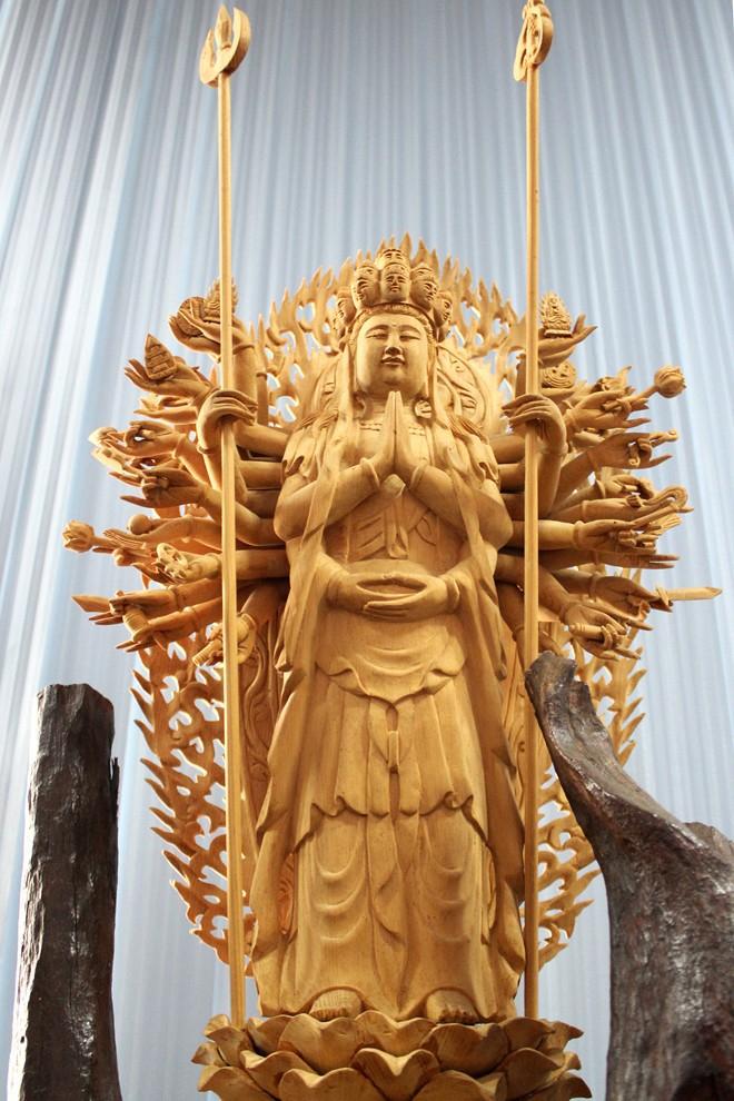 Nguyễn Hữu Thạo là được mệnh danh là nghệ nhân điêu khắc tượng gỗ bằng tay giá nửa tỷ ở Thành phố Hồ Chí Minh