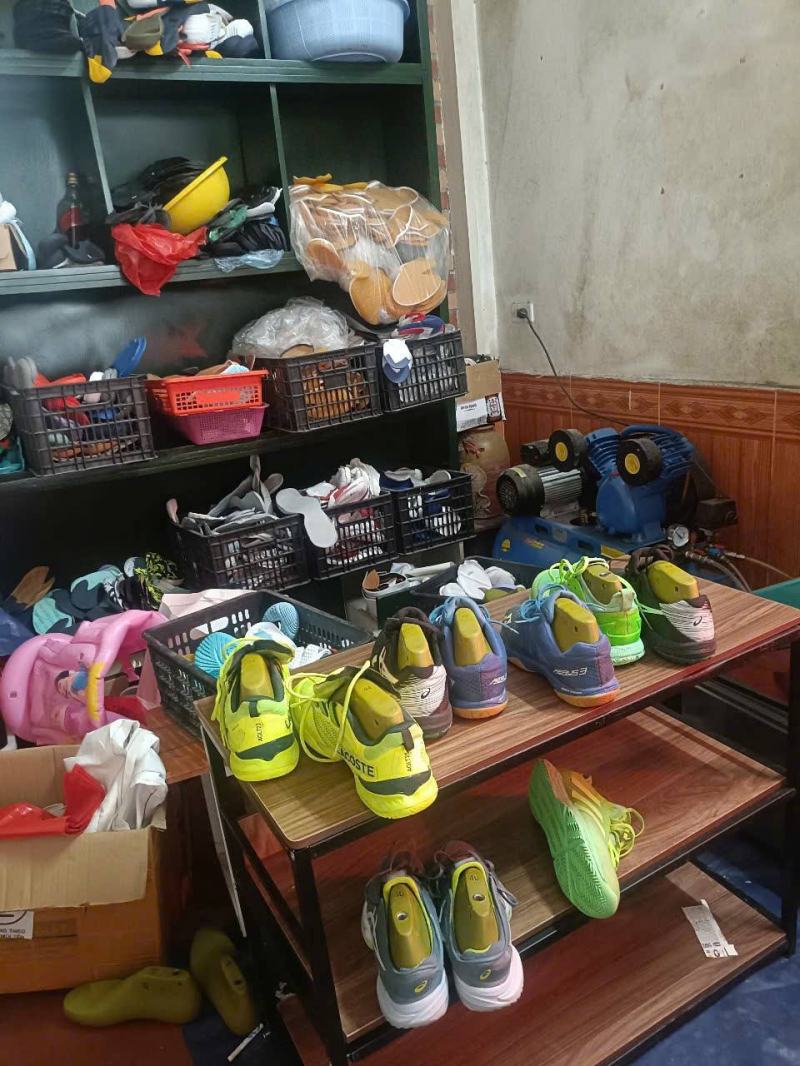 Nguyễn Lượng chuyên sửa giày bóng đá