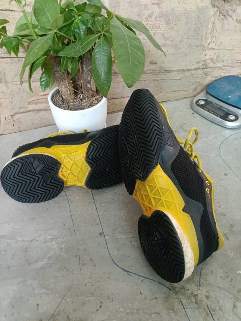 Nguyễn Lượng chuyên sửa giày bóng đá