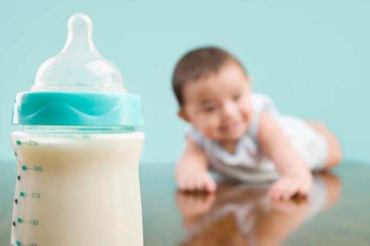 Mẹ hãy rửa tay thật kỹ và đảm bảo khu vực chuẩn bị pha sữa phải được sạch sẽ trước khi pha sữa cho bé