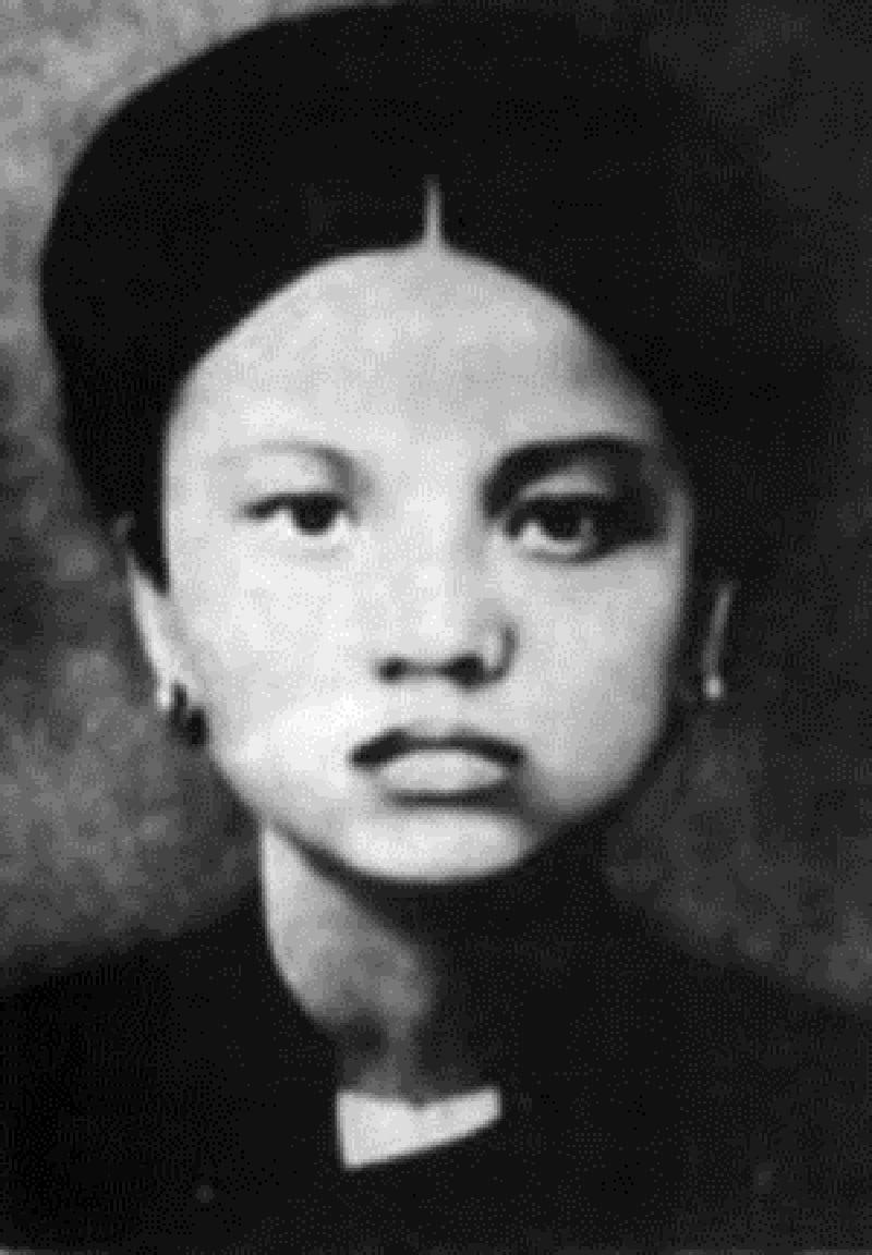 Nguyễn Thị Minh Khai, một trong những nhân vật anh hùng của dân tộc Việt Nam, với tinh thần đấu tranh không ngừng cho sự độc lập và tự do của dân tộc. Hãy xem hình ảnh của bà, để cảm nhận sự kiên cường và quyết tâm của một anh hùng đích thực.