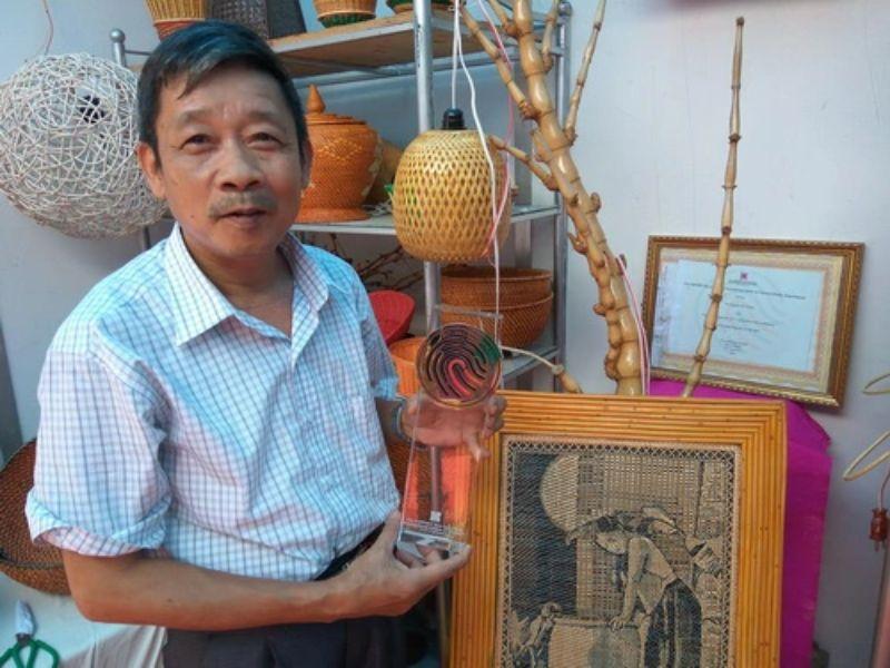 Nghệ nhân Nguyễn văn Trung được biết đến với cái tên người giữ hồn cho nghề mây tre đan của Việt Nam