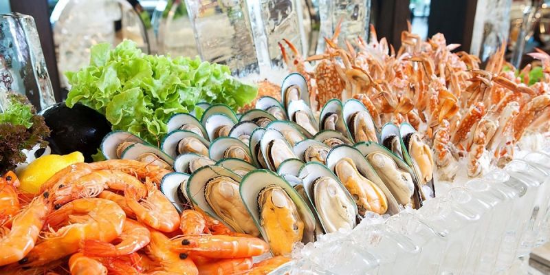 Nhà hàng nào có không gian sang trọng và ấm cúng để thưởng thức buffet hải sản ở Royal City?
