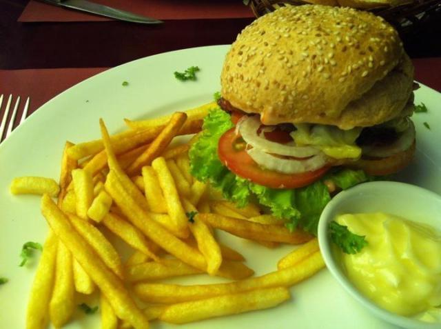 Hamburger tại Nhà hàng Le Petit Bistro
