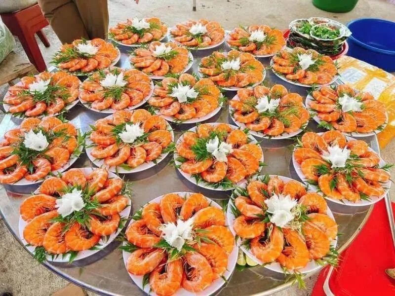 Nhà hàng Minh Hoa sang trọng, đa dạng món ngon