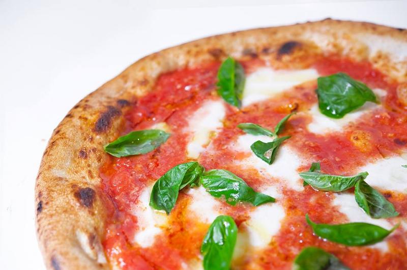 Pizza đế bánh mỏng, bột thơm, nướng lò than nên có mùi lửa đặc trưng, khi ăn thấy giòn và không ngấy; topping của pizza đa dạng tha hồ cho thực khách lựa chọn