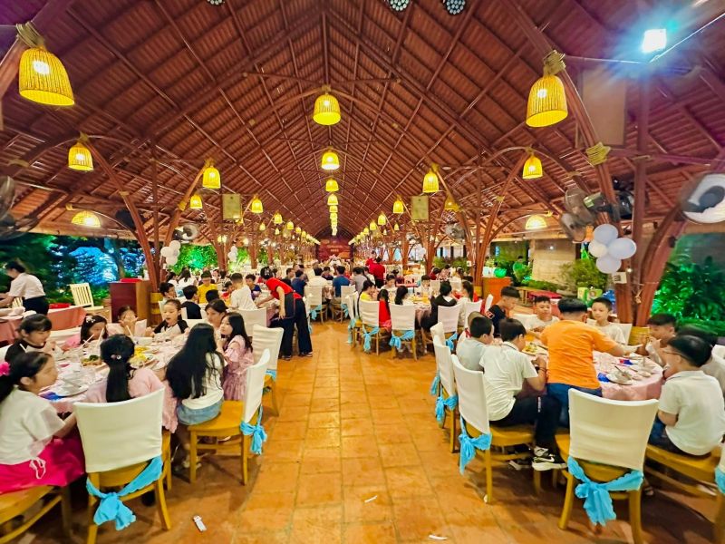 Không gian quán rộng rãi,thoáng mát, thiết kế tre gỗ rất ưa nhìn.