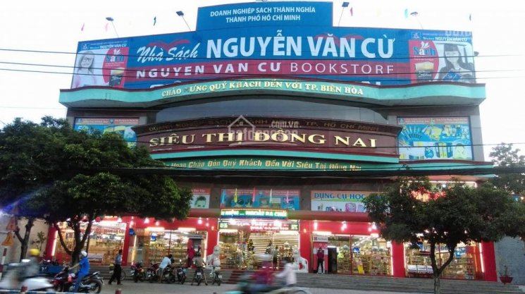 Nhà sách Nguyễn Văn Cừ với không gian rộng rãi