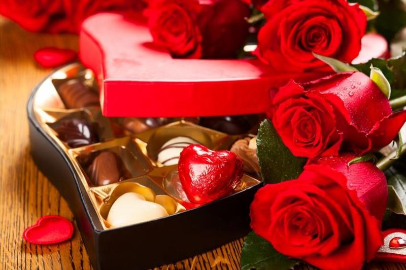Dù những món quà Valentine ở Mỹ đã phong phú hơn vẫn không thể thiếu hoa hồng và socola.