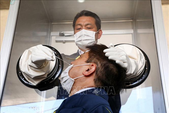 Nhân viên y tế thực hành lấy mẫu xét nghiệm COVID-19 tại Yokosuka, tỉnh Kanagawa, Nhật Bản. (Ảnh: AFP/TTXVN)