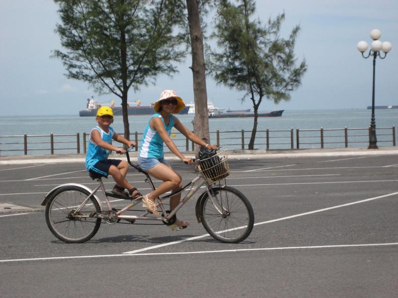 Xe đạp đôi là một trong những hoạt động thú vị tại Thiên Cầm