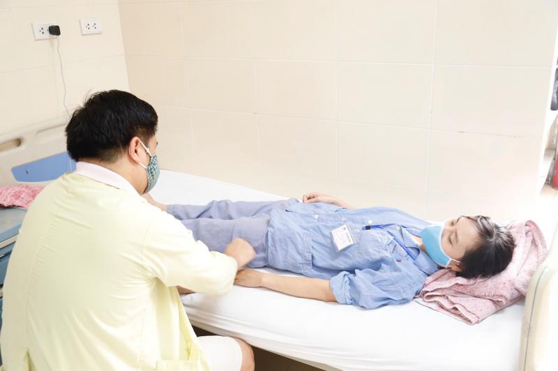 Báo cho người bệnh biết là sản phẩm không chữa khỏi nhiễm HIV