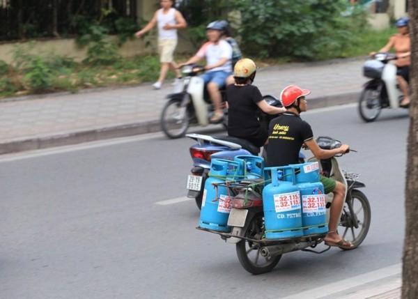 Một công đôi việc, nam thanh niên chở hẳn 4 bình gas chạy bon bon trên đường