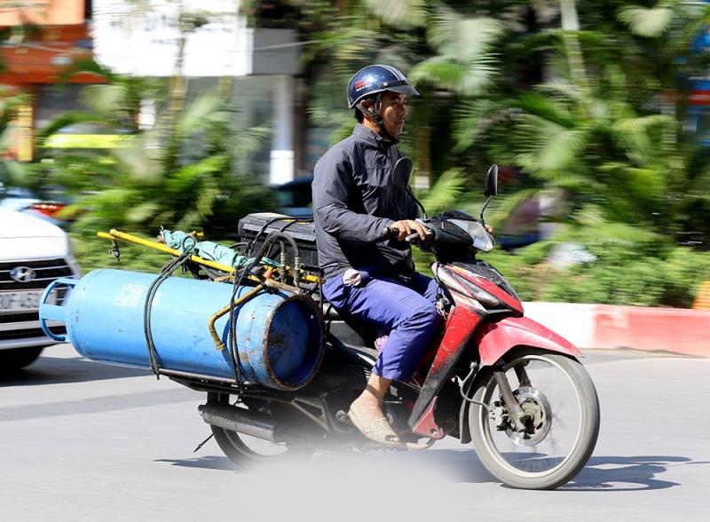 Những quả bom gas rình rập trên đường