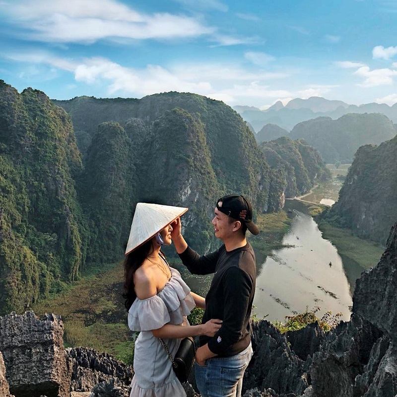 Nhờ sự đa dạng về cảnh quan gồm núi, sông, hang động, Ninh Bình là lựa chọn lý tưởng cho những du khách muốn trải nghiệm