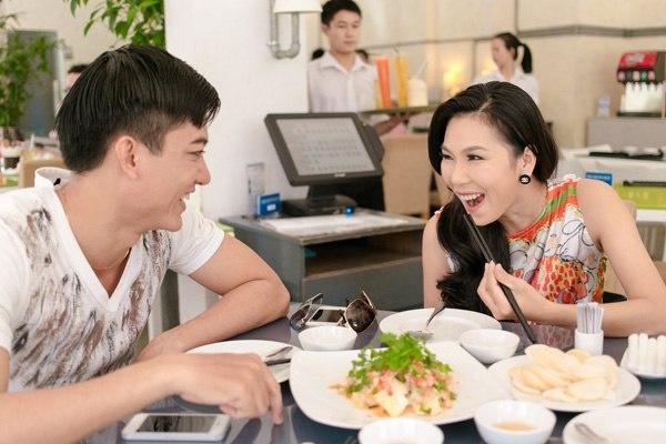 Vừa ăn vừa nói chuyện gây mất vệ sinh