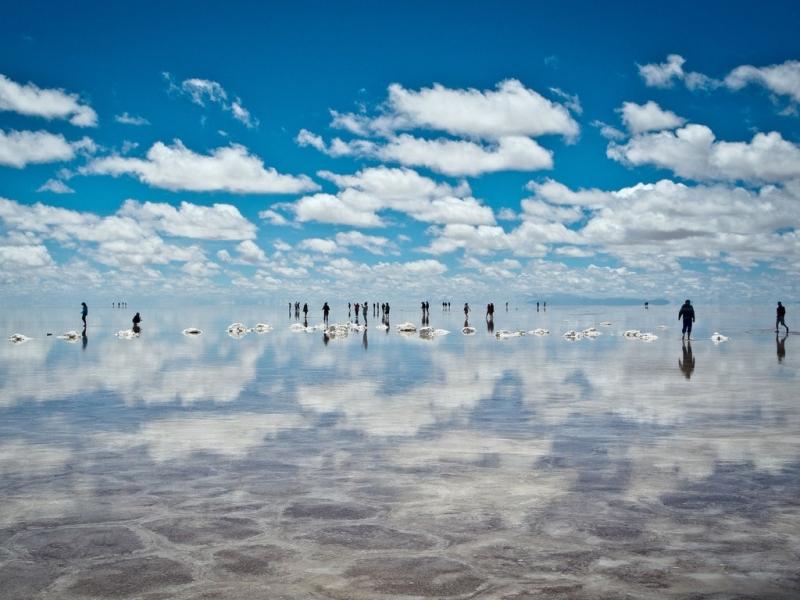 Cánh đồng muối Salar de Uyuni là một trong những địa điểm thu hút khách du lịch nhất mỗi khi đến với đất nước Bolivia xinh đẹp.