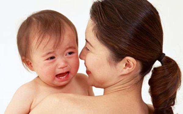 Bé hay bị đau bụng. Chuyển sang ăn sữa ngoài sẽ hết đau chăng