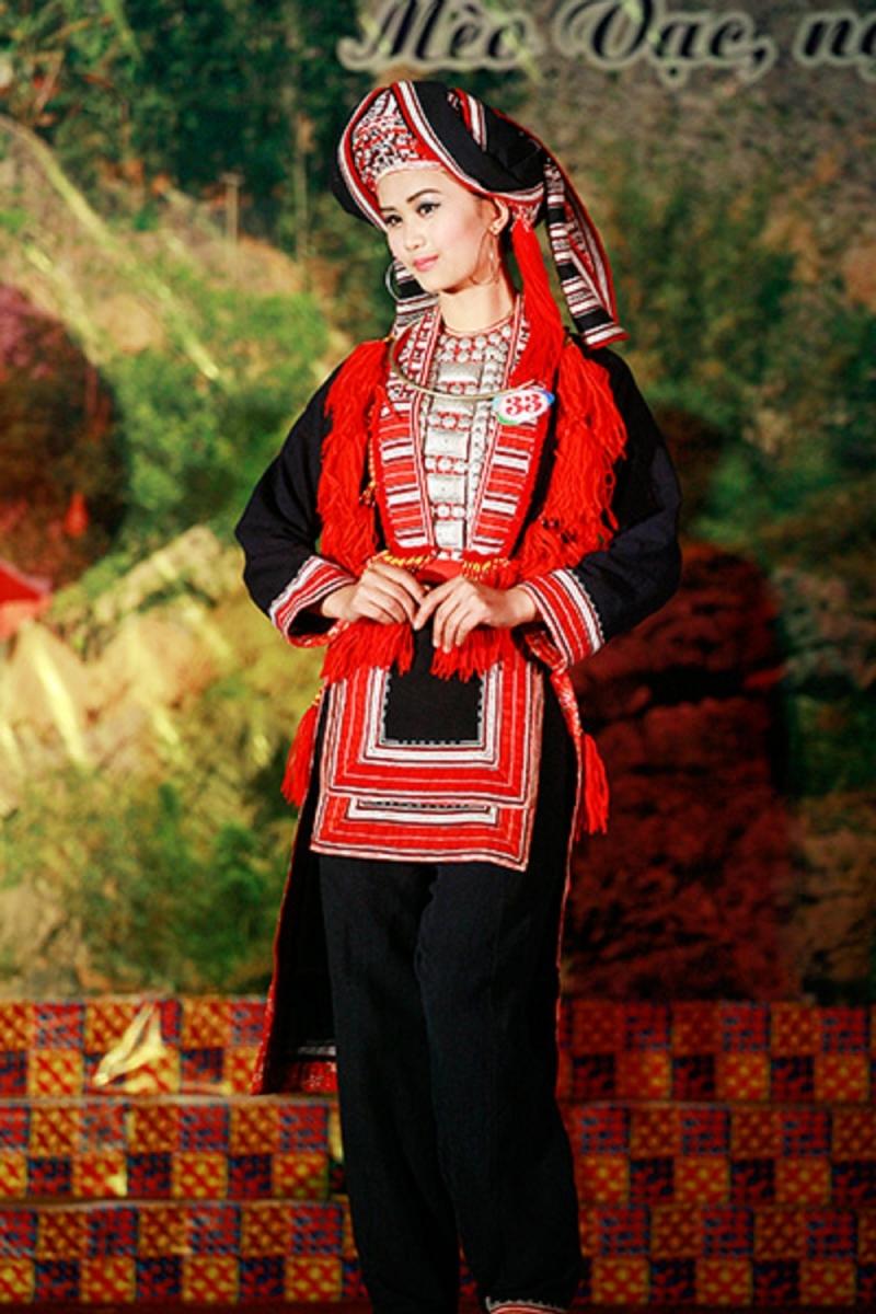 Trang phục dân tộc Dao Đỏ khá tỉ mỉ