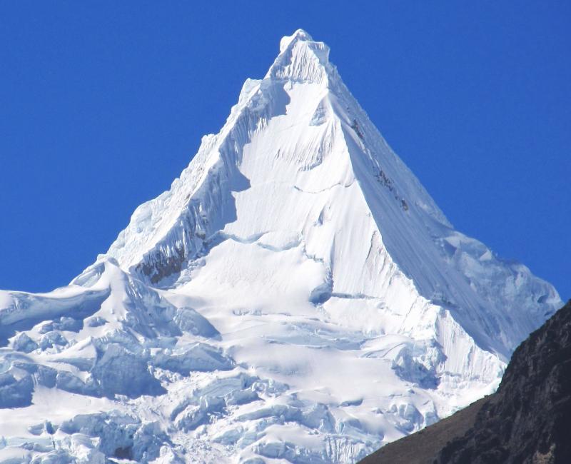 Núi Alpamayo của Peru