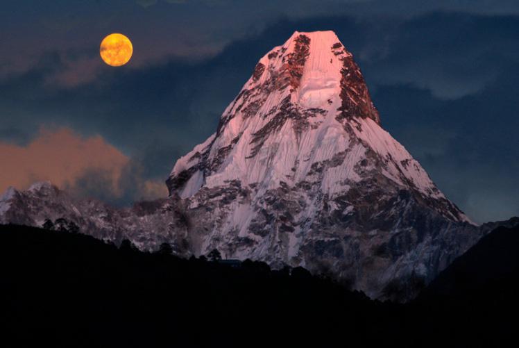 Núi Ama Dablam của Nepal