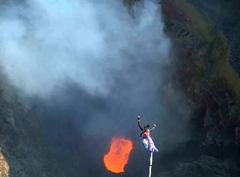 Du khách trải nghiệm cảm giác nhảy bungee trên miệng núi lửa Villarrica