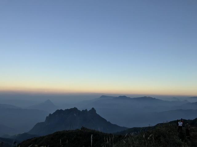 Núi Muối thuộc dãy Bạch Mộc Lương Tử với đỉnh cao trên 3000 m và là ranh giới giữa Lai Châu và Lào Cai.