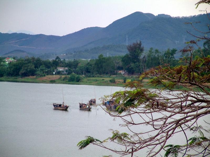 Núi Ngự bên dòng Hương giang