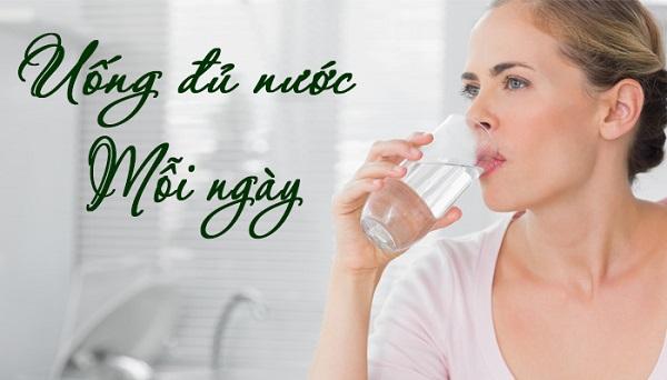 Uống đủ nước mỗi ngày.