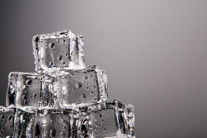 冷たい水や氷は胃粘膜の血管収縮を引き起こし、消化に影響を与えて刺激し、腸の運動を速め、軽い腹痛や胃痛、下痢を引き起こします。