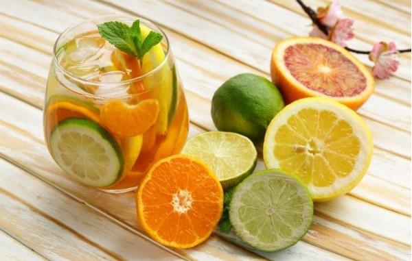 Nước detox giảm cân cam dứa và gừng