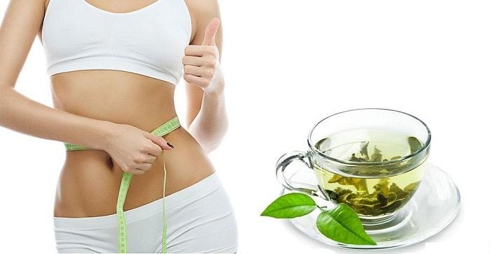 Nước detox giảm cân trà xanh rất dễ cho chị em thực hiện