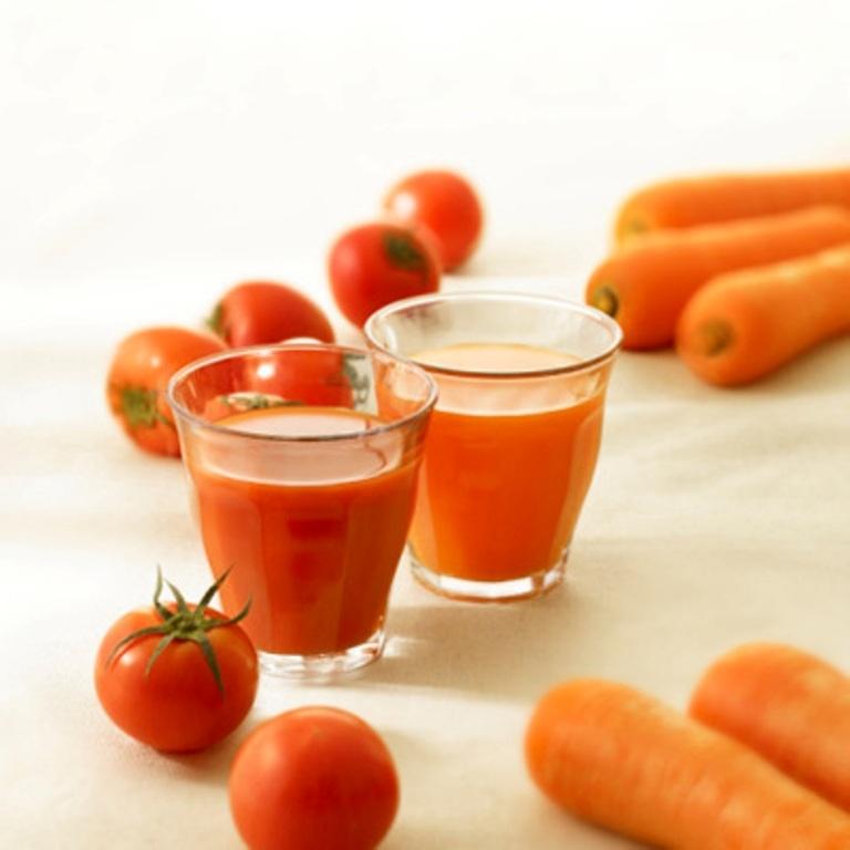 Nước ép cà chua, cà rốt giàu vitamin